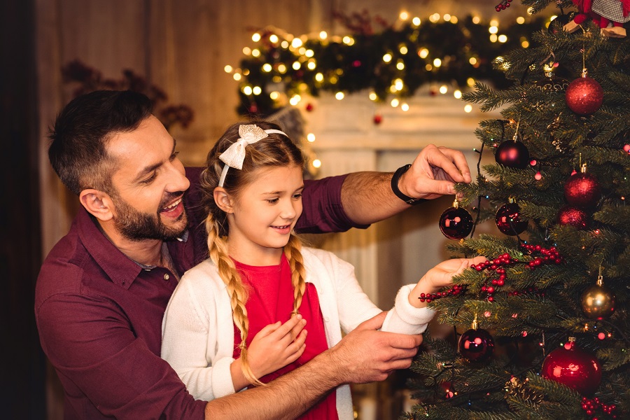 Тато засвітлює вогники на Різдво